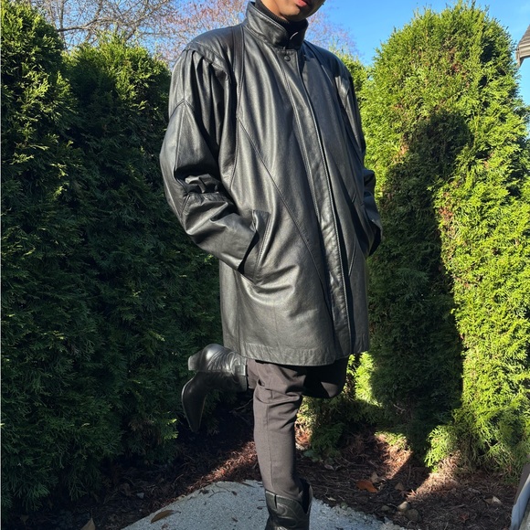 Vintage Broad shoulder padded black Leather Jacket - Picture 2 of 7